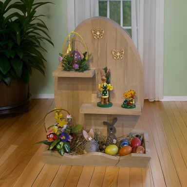 Osterdekoration mit Blumen, Eiern und Figuren auf einer hölzernen Treppe.